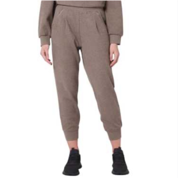 Varley - Set of Chaucer Jogger and Ellington Top - Picture 3 of 9